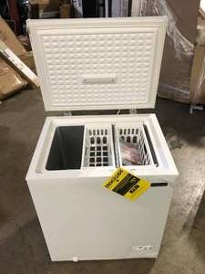 lot 9 image: Magic Chef 5.0 cu. ft. Chest Freezer in White Damaged   Customer Returns See Pictures
