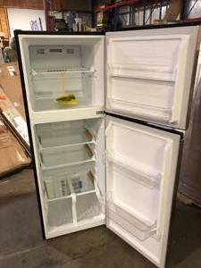 lot 10 image: Vissani 10.1 cu. ft. Top Freezer Refrigerator in Stainless Steel   Customer Returns See Pictures
