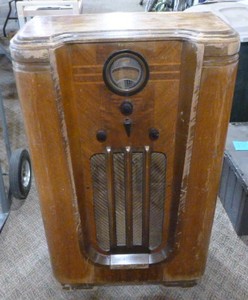 lot 87 image: Antique Philco Floor Radio