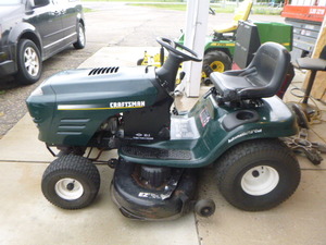 lot 15 image: Craftsman Riding Lawn Mower