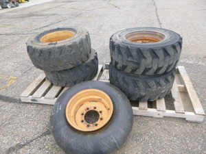 lot 104 image: 4 Bobcat Tires with Rims