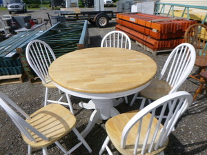 lot 113 image: Dinette Set
