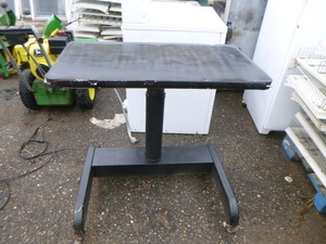 lot 120 image: Electric Adjustable Height Desk