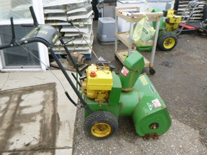 lot 125 image: John Deere 522 Snowblower