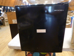 lot 129 image: Insignia Mini Refrigerator