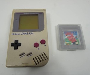 lot 40 image: Original Nintendo Game Boy DMG-01 Handheld Console w Game