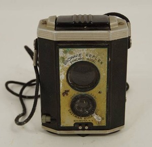 lot 57 image: Vintage Antique 1940 KODAK BROWNIE REFLEX SYNCHRO MODEL CAMERA...