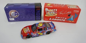 lot 178 image: Terry Labonte #5 Kelloggs Froot Loops Cherry Berry Swirls 2000 Monte Carlo Action Racing 124 NASCAR Diecast Car..