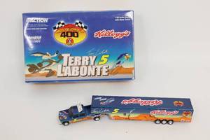 lot 501 image: Terry Labonte #5 Looney Tunes Road Runner 2001 Chevy Crew Cab Closed Trailer