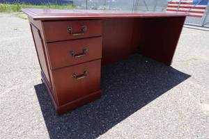 lot 45B image: Large 3-Drawer Wooden Desk