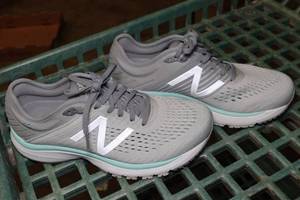 lot 298 image: New Balance 860 V10 Womens Running Shoes -Size 7.5