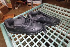 lot 300 image: Mens DC Skateboarding Shoes  -Size 13