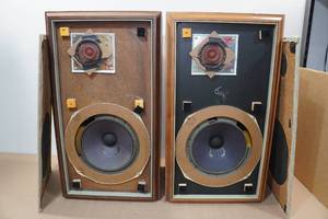 lot 13 image: 2 Vintage Advent Loud Speakers