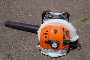 lot 25 image: STIHL BR 700 X Gas Backpack Blower