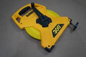 lot 30 image: DeWalt 300 Measuring Tape