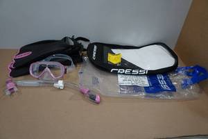 lot 181 image: Cressi Adult Palau Fin Snorkel Set -Fin Size SM, Pink