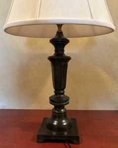 lot 50 image: Luxurious Table Lamp