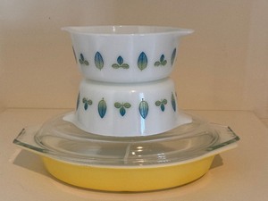 lot 46 image: Rare PYREX Promo #472 Server Dish BlueGreen Leaf 1.5pt Twin Server casserole & 1.5 Quart Casserole Dish