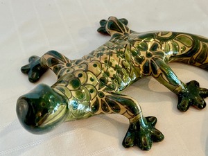 lot 84 image: Mexican Pottery Painted Lizard Figurine