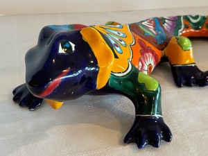 lot 71 image: Mexican Pottery Lizard Figurine