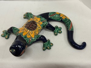 lot 117 image: Hand Painted Mexican Pottery Lizard Figurine