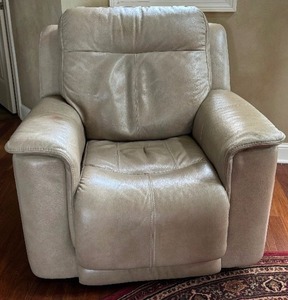 lot 124 image: Leather Electric Reclining Chair
