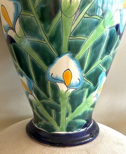 lot 146 image: Beautiful Mexican Pottery Vase