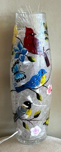 lot 172 image: Beautiful Bird Vase with Lights