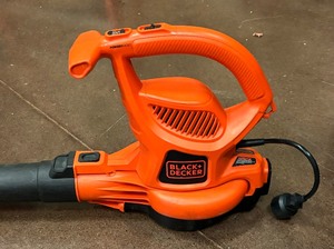 lot 221 image: Black and Decker BEBL 7000 Blower