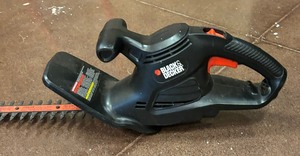 lot 231 image: Black & Decker TRO17 Trimmer