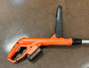 lot 232 image: Black & Decker LST220 Weed Whip