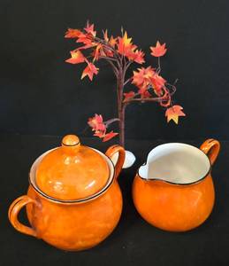 lot 205 image: Richly Hued Sugar & Creamer Set  Department 56 Decor