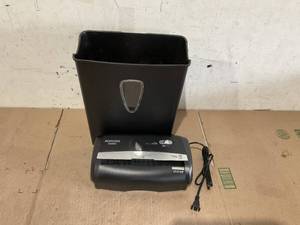 lot 354 image: Aurora 8-Sheet Cross-Cut PaperCredit Card Shredder with Basket
