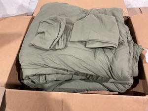 lot 133 image: 3PCS King Size Olive Green Comforter Set