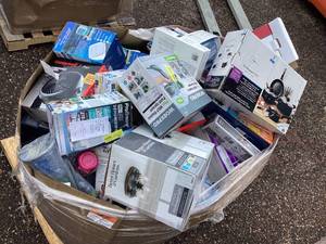 lot 442 image: Whole Pallet of Unchecked Items