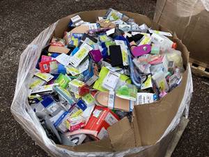 lot 443 image: Wholesale Pallet of Bathroom Items