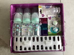 lot 391 image: Parents Choice Parents Choice Bottle Starter Gift Set