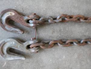 lot 33 image: 24 HEAVY CHAIN WITH HOOKS