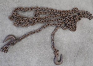 lot 34 image: 18 HEAVY DUTY CHAIN WITH HOOKS