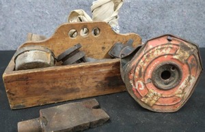 lot 101 image: VINTAGE  ANTIQUE WOODEN TOOL BOX FILLED WITH GOODIES