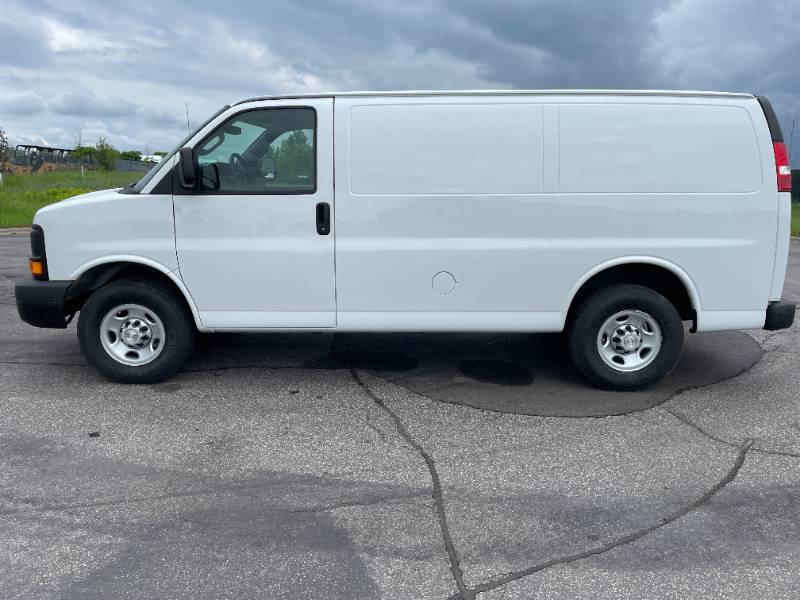 lot 110 image: 2016 Chevrolet Express 2500 - 1 OWNER