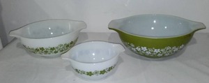 lot 52 image: Vintage Pyrex Nesting Bowls GreenWhite.