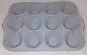 lot 53 image: Vintage Nordic Ware Minneapolis Cupcake Pan