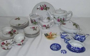 lot 55 image: Vintage MCM Mini Childs Tea Set Tea Party Ceramic.