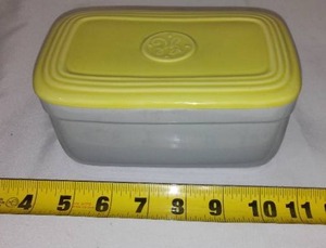 lot 56 image: Vintage GE Refrigerator Ceramic Covered Dish Container By Hall