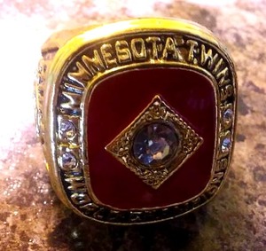 lot 183 image: Minnesota Twins World Series Ring 1991.