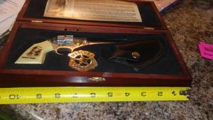 lot 192 image: Wyatt Earp Commemorative Knife Set.