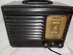 lot 141 image: Vintage Emerson Bakelite Tube Radio A7bs-409.