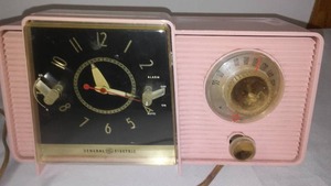 lot 171 image: Bakelight G.E. Radio Working,