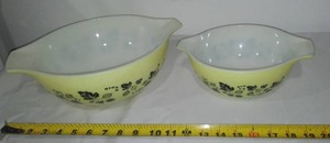 lot 204 image: Pyrex Yellow Gooseberry Cinderella Bowls (2)